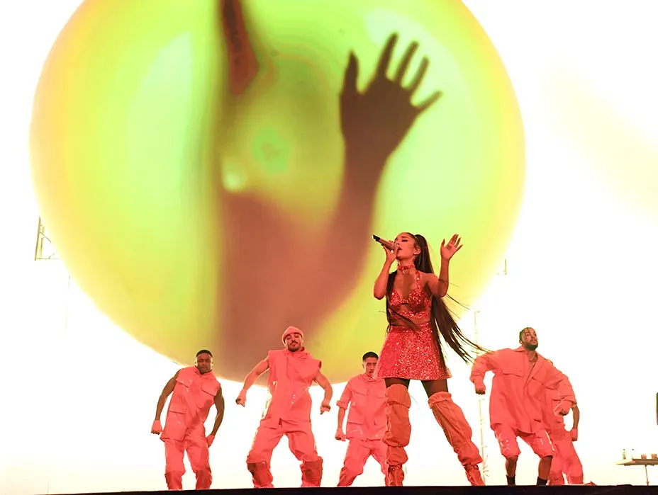 ariana_grande_on-coachella-perform-infront-of-led-big-moon.