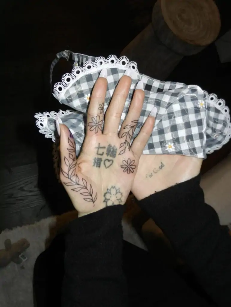 ariana-grande-shares-photos-of-her-new-hand-tattoos-